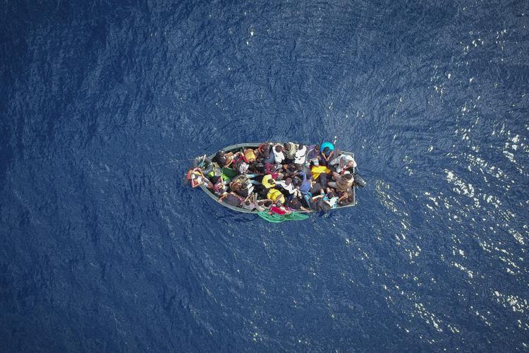 Un barchino con migranti (Afp)